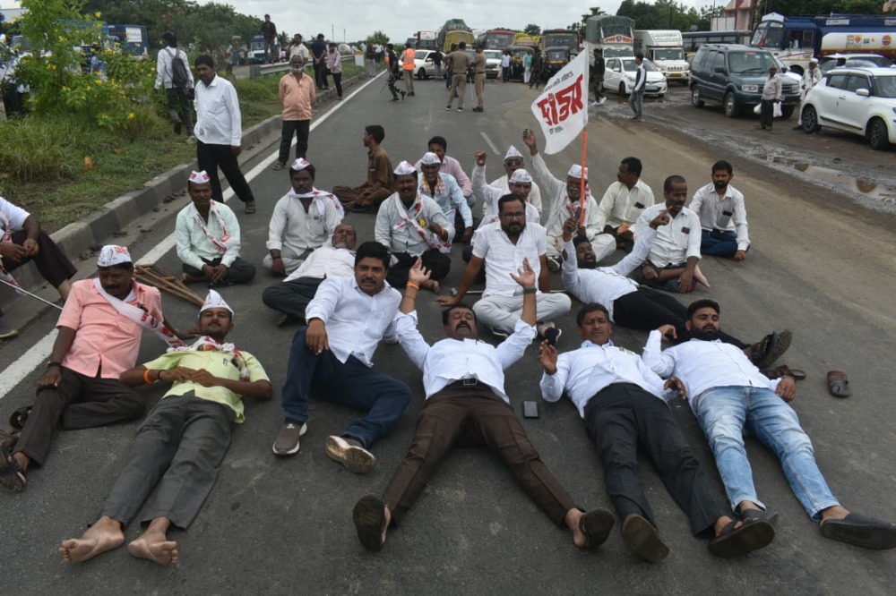 प्रहार संघटनेचे चक्का जाम आंदोलन, सोलापुर पुणे महामार्गावर वाहनांच्या लांबच लांब रांगा 